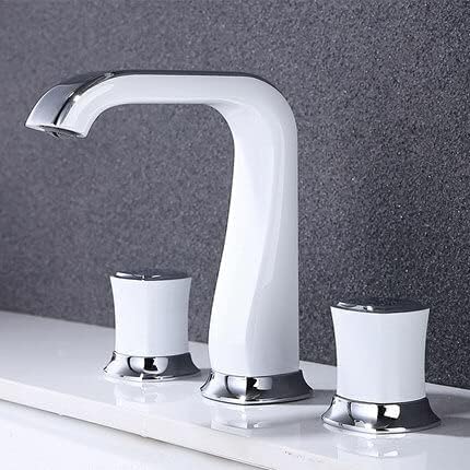 Grifo de baño de tres hoyos color oro para renovar el lavabo de un hogar moderno