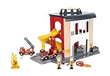 Tatüü tataa - die BRIO Feuerwehr ist da! Sobald die Feuerwehralarm Sirene ertönt, rutschen die Feuerwehrmänner die Rutsche zum Feuerwehrauto hinunter und düsen los - mit Sirene und Blaulicht!