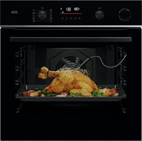 AEG Einbaubackofen mit geöffneter Tür, sichtbar ist das LED-Display und das moderne Design.