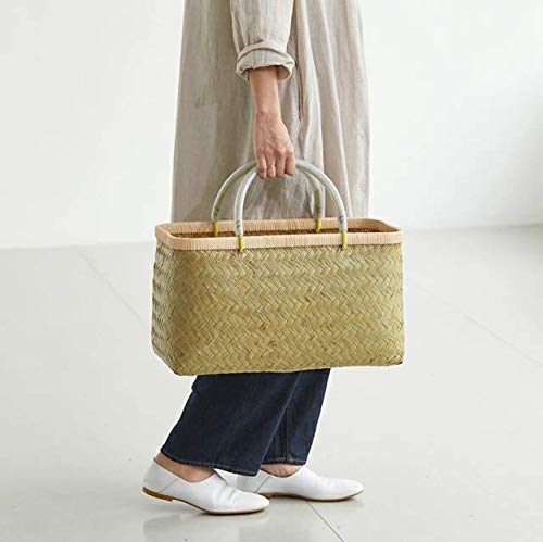 本体は青竹、縁部分は藤でできた四角い形のカゴです。しなやかな作りで、ほんのり和風の香りがします。お花見や紅葉の季節に持ち出したいバッグです。