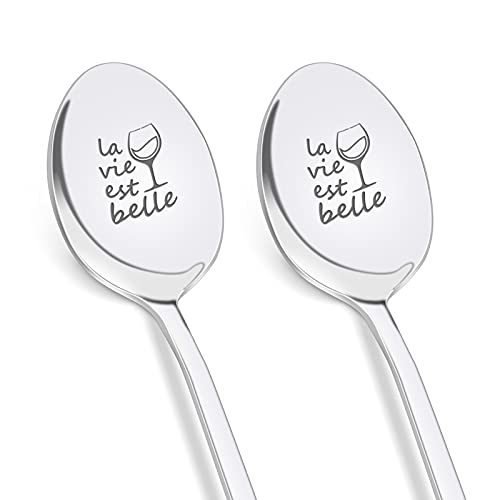 2 Pièces Cuillère à Café, Tulolvae Cuillere Gravée - La Vie Est Belle - Cuillères en Acier Inoxydable Inclus Un Coffret, Cadeau Anniversaire Noël pour Ami, Amoureux, Conjoint Cover