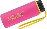 Discreto logotipo de Benetton en la funda y el techo de la sombrilla.
