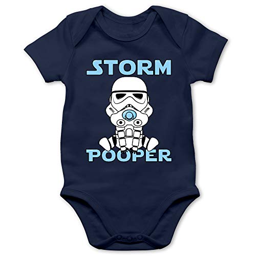 Shirtracer - Sprüche Baby - Storm Pooper Junge - Baby Body Kurzarm für Jungen und Mädchen  (01 Navy Blau, 1/3 Monate)