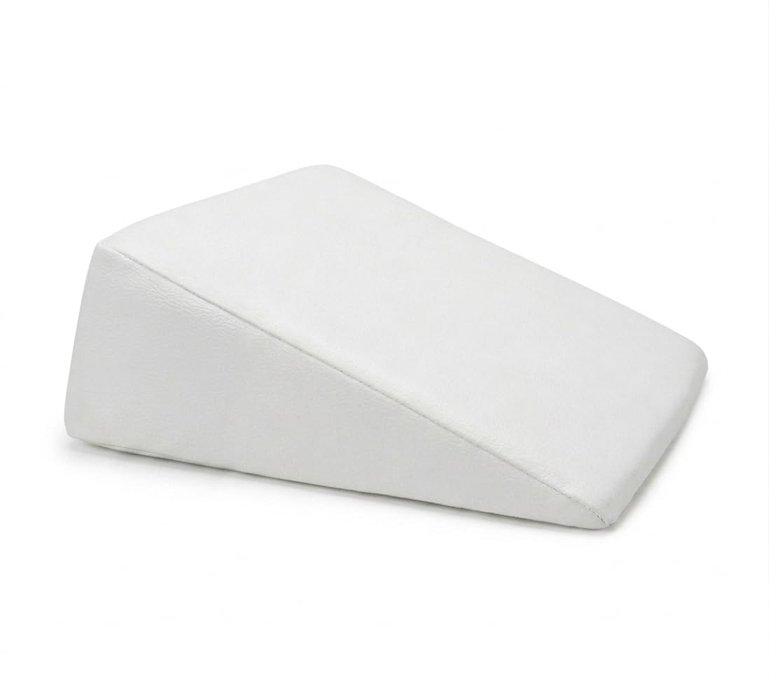 QUIRUMED Dreieckskissen, Maße 28 x 30 x 13 cm, Farbe Weiß, ergonomisch, Kunstleder, Flexible Füllung, Massagekissen, Physiotherapie, Rückenstütze