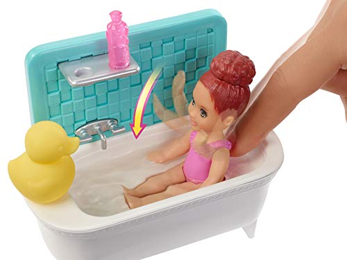 Barbie - Coffret Babysitter - Heure du Bain - Coffret Poupee - Comprend 1 Poupee, 1 Bebe, 1 Baignoire + des Accessoires