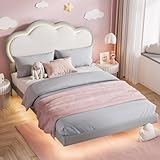 ☁ 【Design Intemporel】 Ce lit rembourré adapté aux enfants (140x200 cm) est idéal pour toute chambre d'enfant. La teinte beige neutre et le design ludique mais discret s'harmonisent avec tous les styles. Le cadre surélevé de 15 cm offre un grand espace de rangement pour jouets et linge. La hauteur pratique facilite le nettoyage - un vrai jeu d'enfant.