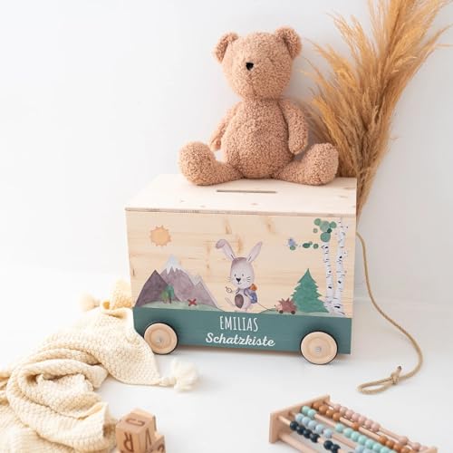 Wunderwunsch® - Personalisierte Spielzeugkiste mit Rollen, Spielzeugaufbewahrung, Geburt Geschenk, Bücherkiste, Holzbox (Hase Schatzkiste)