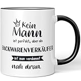 JUNIWORDS Tasse, Kein Mann ist perfekt, aber als Backwarenverkäufer ist man verdammt nah dran, Schwarz (6340682)