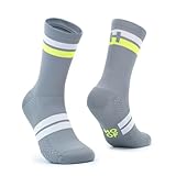 LLEGA MÁS LEJOS, CORRE MÁS RÁPIDO: Tanto si corres 5 km con la playlist a tope, como si estás preparando una maratón, nuestros Hoof están hechos para ti. Unos calcetines compresivos creados para reducir la fatiga muscular y potenciar cada zancada, ya sea en entrenamientos intensos o carreras largas. Un diseño con compresión homogénea para mejorar tu circulación, tengas menos fatiga, hagas más kilómetros y te veas con un toque extra de estilo. Tus piernas y tú lo notaréis.