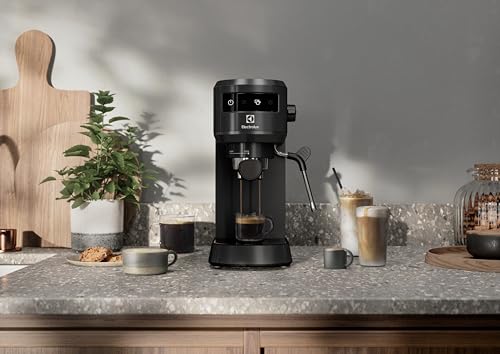 Electrolux Explore 6 Macchina per Caffè Espresso e Cappuccino E6EC1-6BST, 2 tazze, tecnologia ThermoBlock, set filtro 2-1 incluso, Caffè in Polvere e Cialde E.S.E., colore nero - Immagine 1