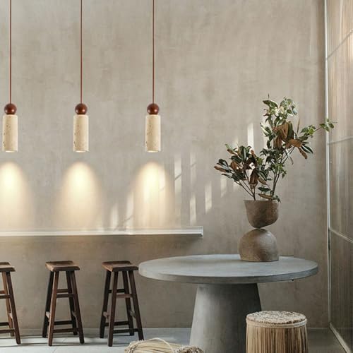 Isla de cocina iluminada con lámpara colgante lineal rústica de tira larga en travertino 4