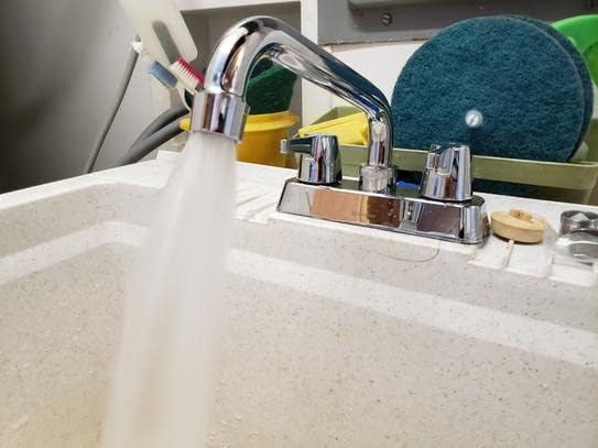 Miniatura 8 de Glacier Bay Aragon - Grifo de lavandería de 4 pulgadas con 2 manijas en cromo