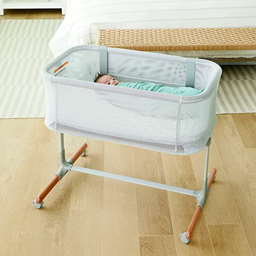 Image of Skip Hop Cozy-Up 2-in-1 Bedside Sleeper Pink and White Clouds 100% Cotton Fitted Bassinet Sheet