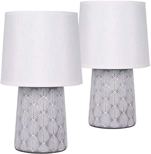 BRUBAKER Set de 2 Lámparas de Mesa o de Noche - 33 cm - Gris - Pies de Lámpara de Cerámica - Adornos de Hojas - Pantallas de Lino Blanco