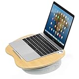 🌟MULTIFUNKTIONAL & SICHER: Der Kniekissen Tisch kann als Laptop-, Buch- und Tablet-Ständer usw. verwendet werden. Es wird auch mit rutschfesten Streifen geliefert, die Ihr Gerät sicher und geschützt halten. Unsere Laptop Schoßtablett ist eine praktische Ergänzung zu Ihrem Arbeits-, Zeichen- oder Leseraum.