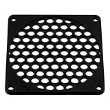 La structure présente quatre points de fixation situés aux angles pour permettre une mise en place rapide à l'aide de vis classiques. La finesse de la paroi permet une intégration discrète sans augmenter l'encombrement global de vos installations techniques. Le coloris sombre permet de se fondre avec la plupart des châssis informatiques ou des modules de contrôle présents dans les environnements domestiques ou les ateliers de loisirs.