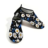 Strand-Wasserschuhe für Damen und Herren, schnell trocknend, atmungsaktiv, Schwimmsocken, rutschfeste Barfußschuhe für Pool, Surfen, Gänseblümchen, Wildblumen auf Schwarz, Schwarz, Weiß, Blau, 36.5