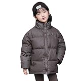 doudoune enfant fille 4 ans Matériau chaud et technique: Ce manteau enfant hiver est confectionné en polyester rembourré haute performance offrant une isolation optimale contre les froids hivernaux. Son tissu déperlant et coupe-vent protège efficacement lors des jeux dans la neige ou des promenades de décembre. La doublure polaire et le remplissage synthétique thermique garantissent une chaleur constante, parfaite pour les marchés de Noël ou les activités de plein air. Un indispensable pour les vacances de fin d'année !