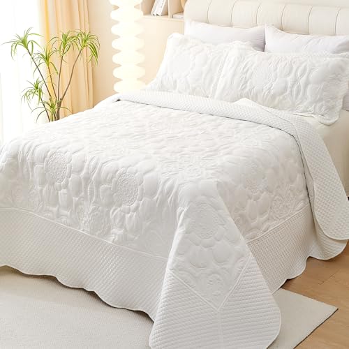 Image of EVENHUG Quilt Set King Size Soft Lightweight White Bedspreads with 2 Pillow Shams Reversible Bedding Coverlets for All Seasons 3 Piece (106 inchx96 inch)