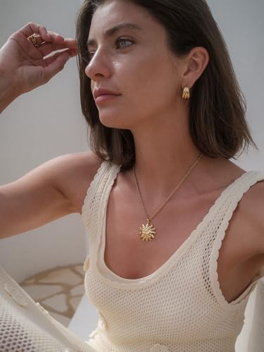 Purelei® Iconic Sun Charm – Anhänger mit strukturierter Oberfläche – Edelstahl, 14K/18K vergoldet – 29,5 x 36,6 mm – Kombinierbar mit Ketten & Armbändern – Wasserfest (Gold)