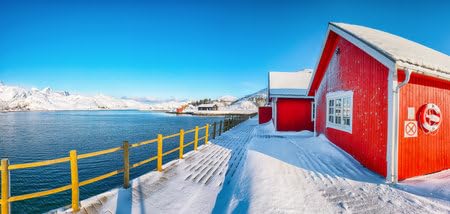 Cuadro de aluminio compuesto de 80 x 40 cm: casas de madera rojas noruegas tradicionales a orillas del estrecho Sundtrauen, las islas Moskenesoya y Flakstadoya (162605334)