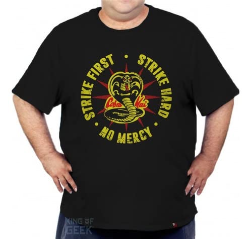 Camiseta Cobra Kai Strike First Plus Size Camisa Karate Kid Tamanho:XG;Cor:Preto