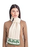 Stricken Sie aus 100% superweicher Merinowolle, die sich luxuriös anfühlt und die komplizierten Strickmuster des Schals hervorhebt