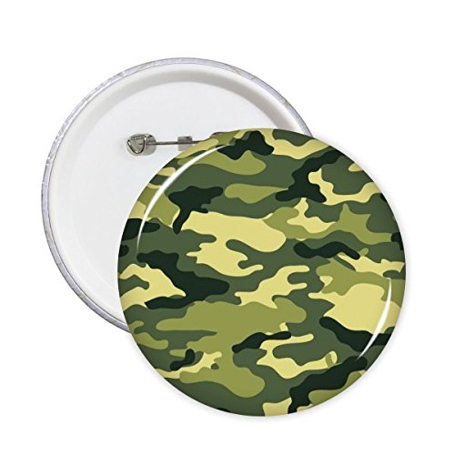 Badge rond motif camouflage sur veste en jean style urbain et customisation