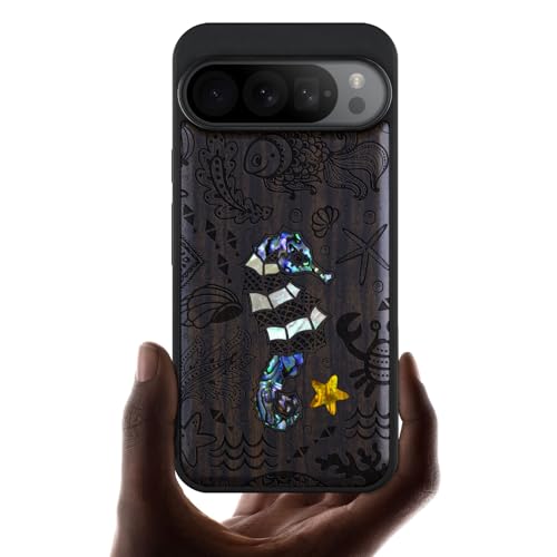 Coque Pixel 9 Pro en bois sombre sculpté luxe et nacre motif Monde sous-Marin