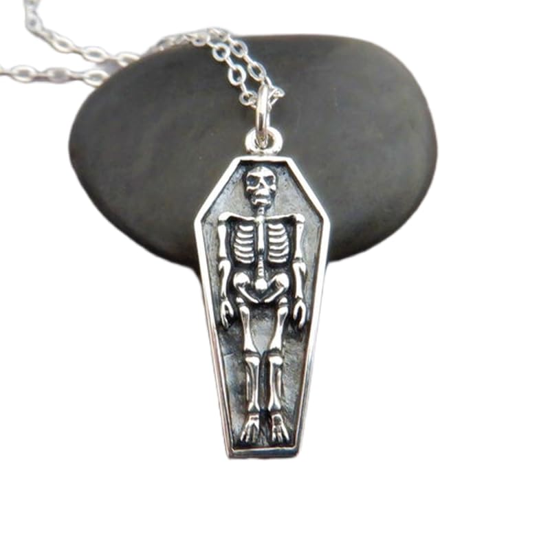 Colgante de ataúd con esqueleto de plata para lucir en Halloween y noches góticas