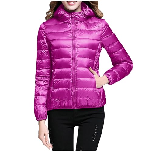 Veste d'hiver matelassée pour femme active avec sa capuche chaude lors de vos randonnées
