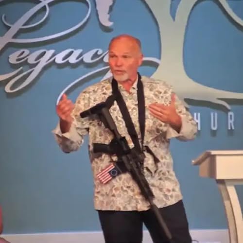 Page de couverture de Pastor predica sermón con un "rifle" atado a su pecho