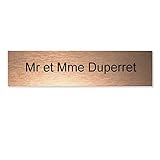 Placa nominative de caja a las letras en formato 99 x 24 mm de color cobre. Placa de caja a las letras personalizable en 1 línea de texto grabado de color negro. Placa ideal para los tamaños estándares de las cajas a las letras edelen. Placa de plástico de 1,6 mm de espesor, resistente a la intemperie y a los uvs. Gracias a su adhesivo, esta placa para caja a las letras edelen es muy sencillo y rápido a Instal