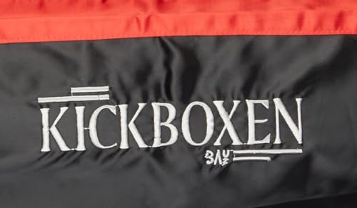 Foto von BAY Edel Stick Kickboxhose, Größe 170 - M, schwarz mit roten Seitenstreifen, gestickte Schrift Kickboxen, Thaiboxhose lang, Hose Kick-Boxen Thaiboxen Muay Thai, Satinhose