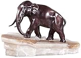 Figura de elefante de bronce de lujo en el pedestal de Casa Padrino