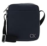 Lassen Sie sich von dieser Calvin Klein Umhängetasche überzeugen. Sportlich und schick ergänzt sie Ihr Outfit hiermit perfekt. Den Schulterriemen können Sie individuell verstellen und so den ganzen Tag ein angenehmes Tragegefühl genießen. Maße: 17,5 x 20 x 5 cm