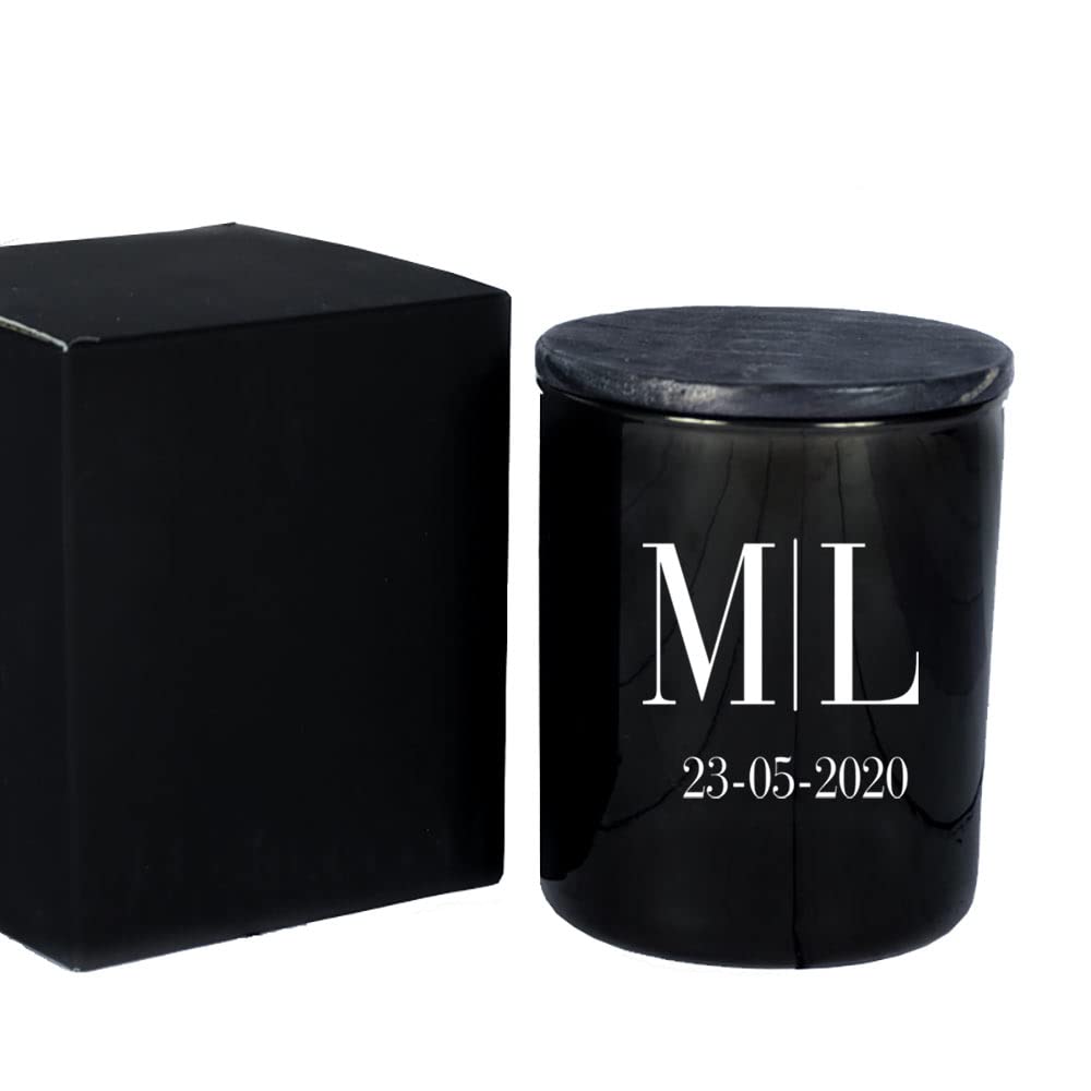 Regalo Personalizado: Vela en Vaso Cristal Negro grabadas con Las Iniciales y fecha que quieras. Tipo. Bauer bodoni