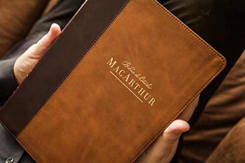 Image of NBLA, Biblia de Estudio MacArthur, Leathersoft, Cafe, Interior a dos colores, Comfort Print (Spanish Edition)