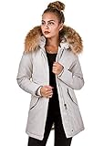 Das edle Design der Jacke wird hauptsächlich durch das matt schimmernde Obermaterial und durch den großen Echtfell-Kragen unterstrichen. Der Fellkragen (Echtfell) ist abnehmbar, dadurch ist die Jacke extrem wandelbar. Der Parka ist warm gefüttert und lässt sich mit Knöpfen und einem Reißverschluss verschließen. Zusätzlich zu zwei gefütterten Seitentaschen bietet dir die schöne taillierte Damenjacke innenliegende Armbündchen, die die Kälte im Herbst und Winter perfekt fernhalten.