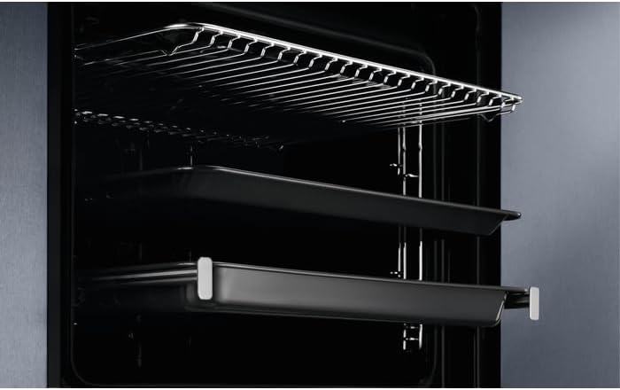 פנים התנור עם מדפים ותבניות אפייה