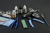 Il set completo per una grande passione, la scatola include: Un Model kit in plastica con decals, Colla per plastica (liquid cement 5ml), Colori acrilici principali - 3x7ml, Pennello, Pinzetta di precisione, Carta vetrata a doppia faccia e Taglierina per matarozze