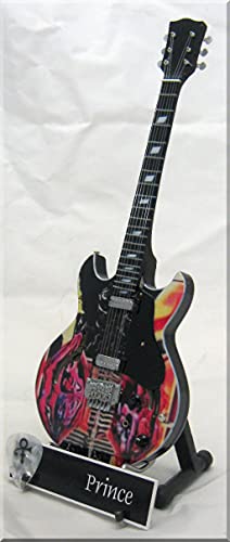 PRINCE Guitare Miniature avec médiator VOX - Les Beatles, Paul McCartney, John Lennon, RIngo Starr, George Harrison PRINCE Guitare Miniature avec médiator VOX – Image 3