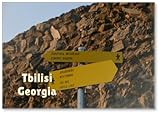 Aimant puissant à l'arrière Panneau touristique jaune pour un itinéraire pédestre dans le centre de Tbilissi, vieille ville. flèche vers l\'Europe carré dans une direction, flèche vers le parc Mtatsminda et le lac des tortues