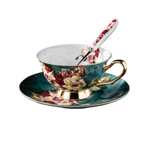 Tasses à thé et chocolat chaud pour un petit-déjeuner rétro chic à l'européenne