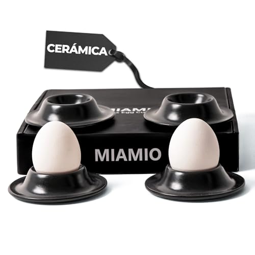MIAMIO – Juego de 4 Hueveras de Cerámica, Soportes para Huevos de Gres con Bandeja para Cáscaras Calidad Restaurante – Aptas para Lavavajillas (Negro)