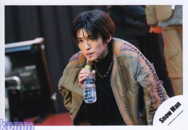 Amazon.co.jp: Snow Man 公式 生 写真（目黒蓮）SM02584 : おもちゃ