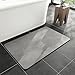 AMFUN 50 * 80cm Alfombra Diatomita Baño, Secado Rápido Alfombra de Diatomita para Baños, Excelente Capacidad de Absorción, Antideslizante Ideal, Fácil de Limpiar para baño y Cocina (Gris Oscuro)