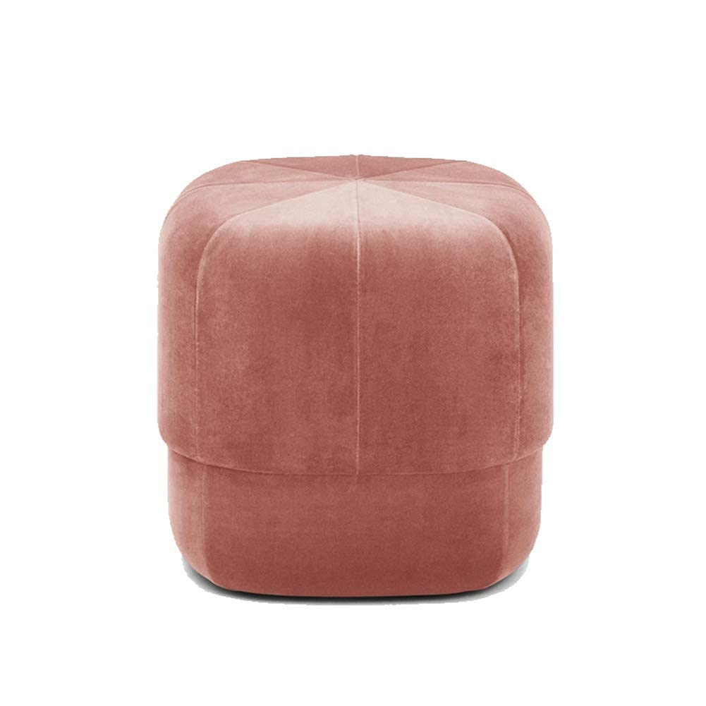 Table basse en velours sable pour créer un coin lecture cosy