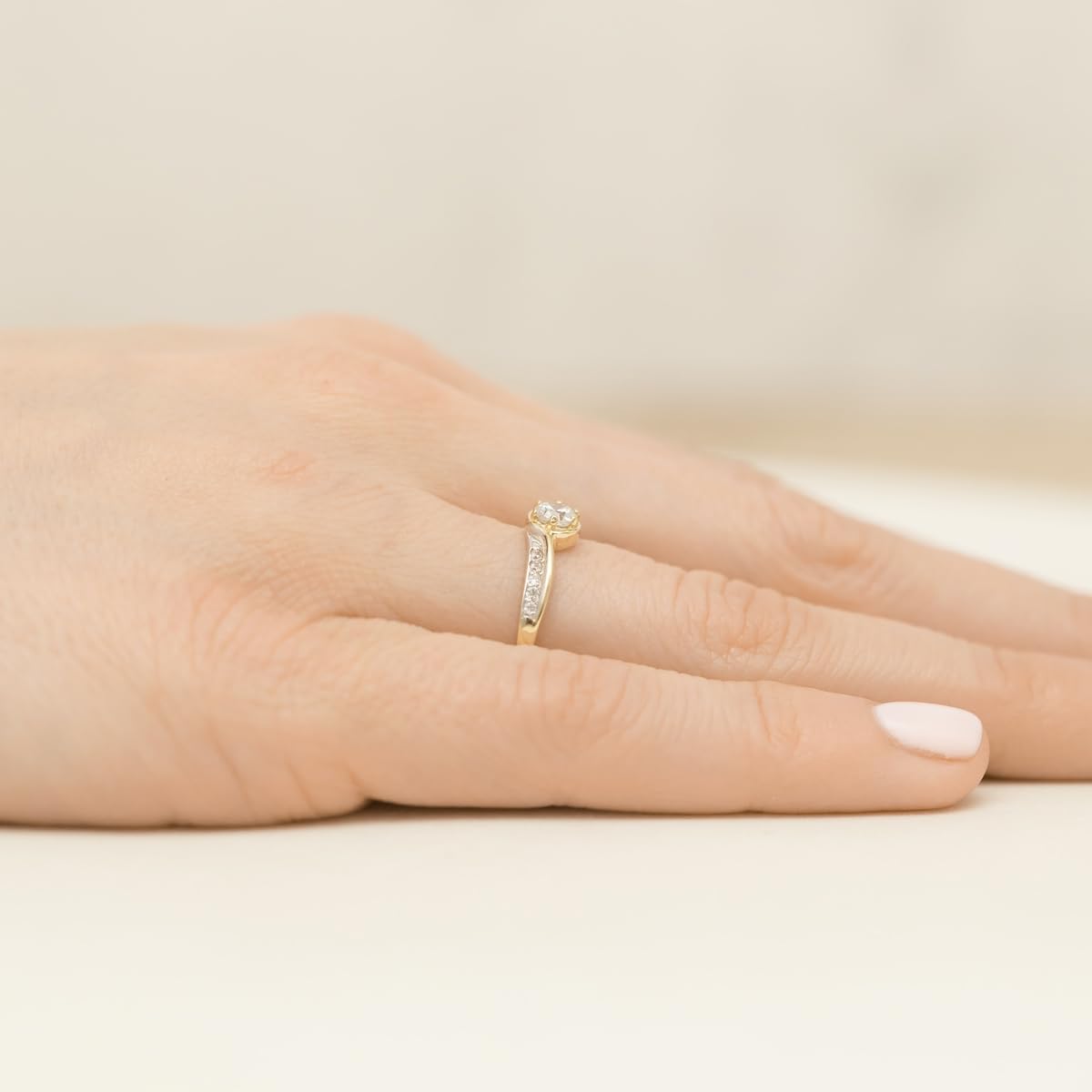 MARKO Klassischer Damenring aus 8 Karat (333) Echtgold mit großem Zirkonia – Verlobungsring mit seitlichen Steinen – Edler Goldring als Schmuck oder Geschenk für Freundin
