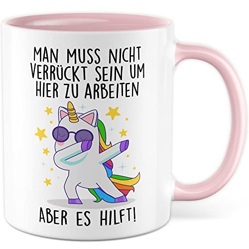 Tasse Büro Geschenk, Man muss nicht verrückt sein um hier zu arbeiten - Aber es hilft Geschenkidee Kollegen Kaffeetasse mit Spruch lustig Kaffee-Becher Willkommen Kollegin Arbeit (Weiß/Rosa)